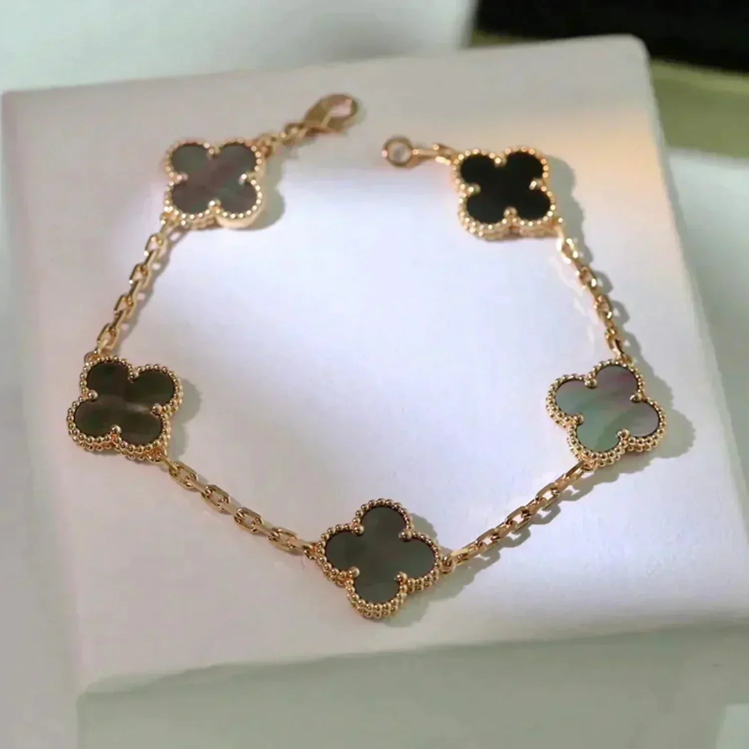[Lumi Jewels] CLOVER 5 MOTIF GRAY MOP BRACELET COLLECTION