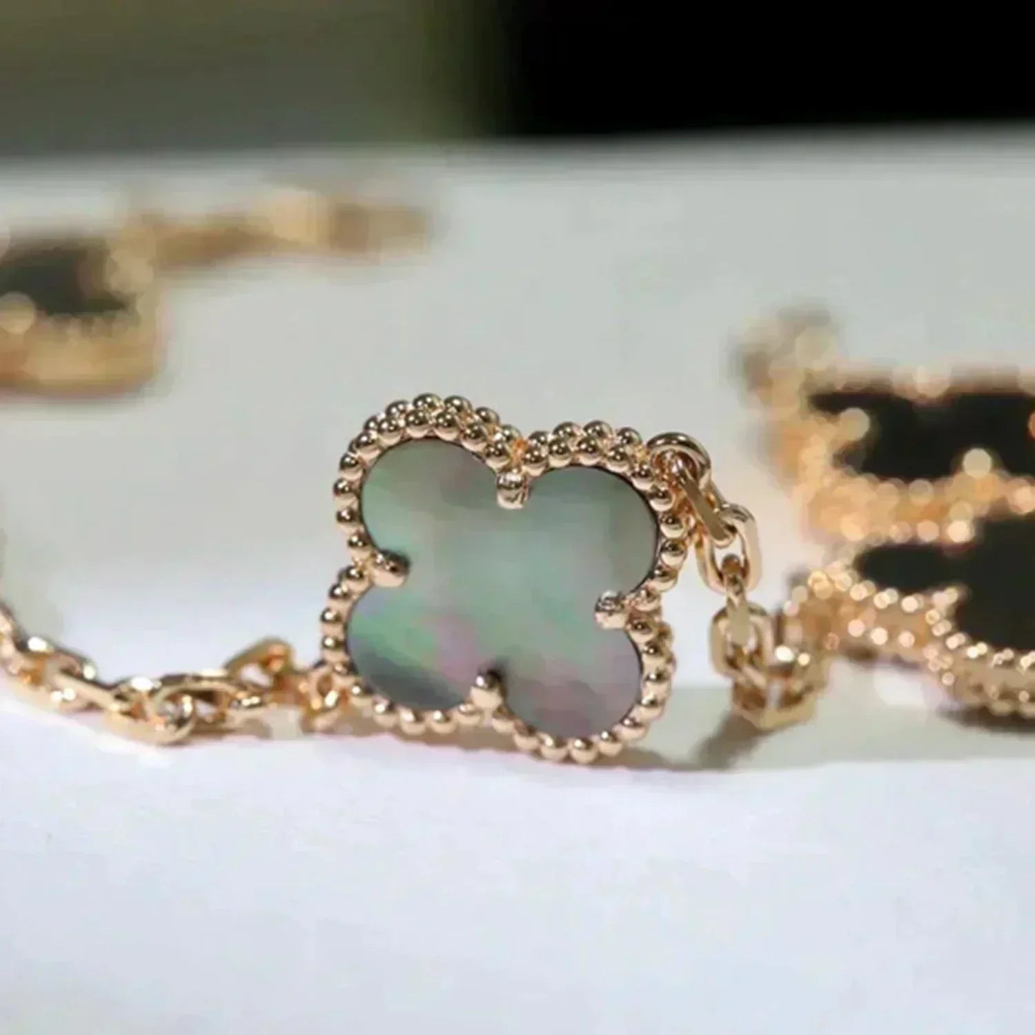 [Lumi Jewels] CLOVER 5 MOTIF GRAY MOP BRACELET COLLECTION