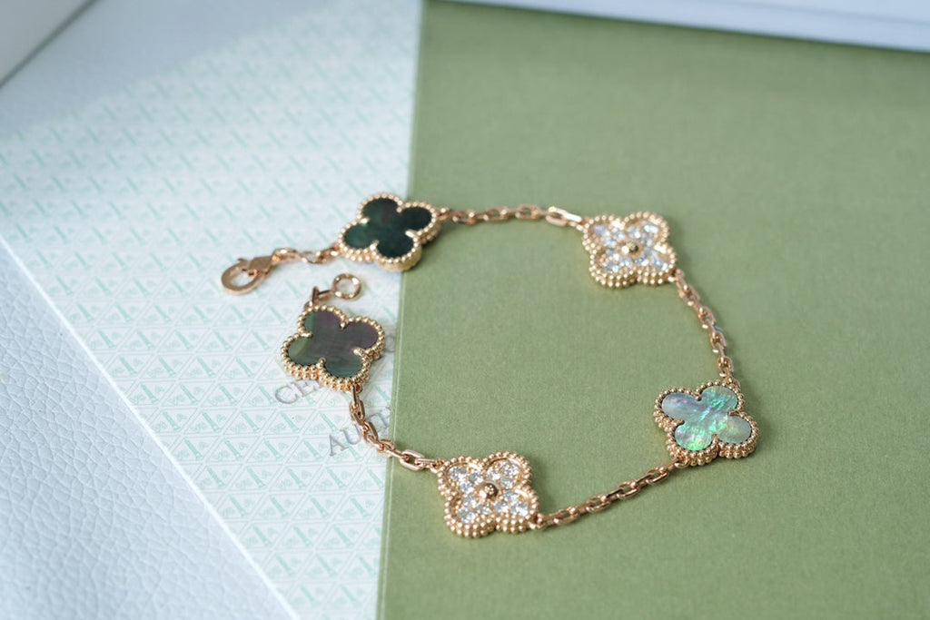 [Lumi Jewels] CLOVER 5 MOTIF GRAY MOP BRACELET COLLECTION