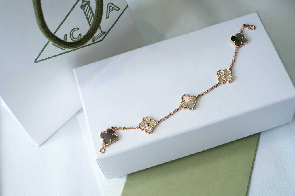 [Lumi Jewels] CLOVER 5 MOTIF GRAY MOP BRACELET COLLECTION