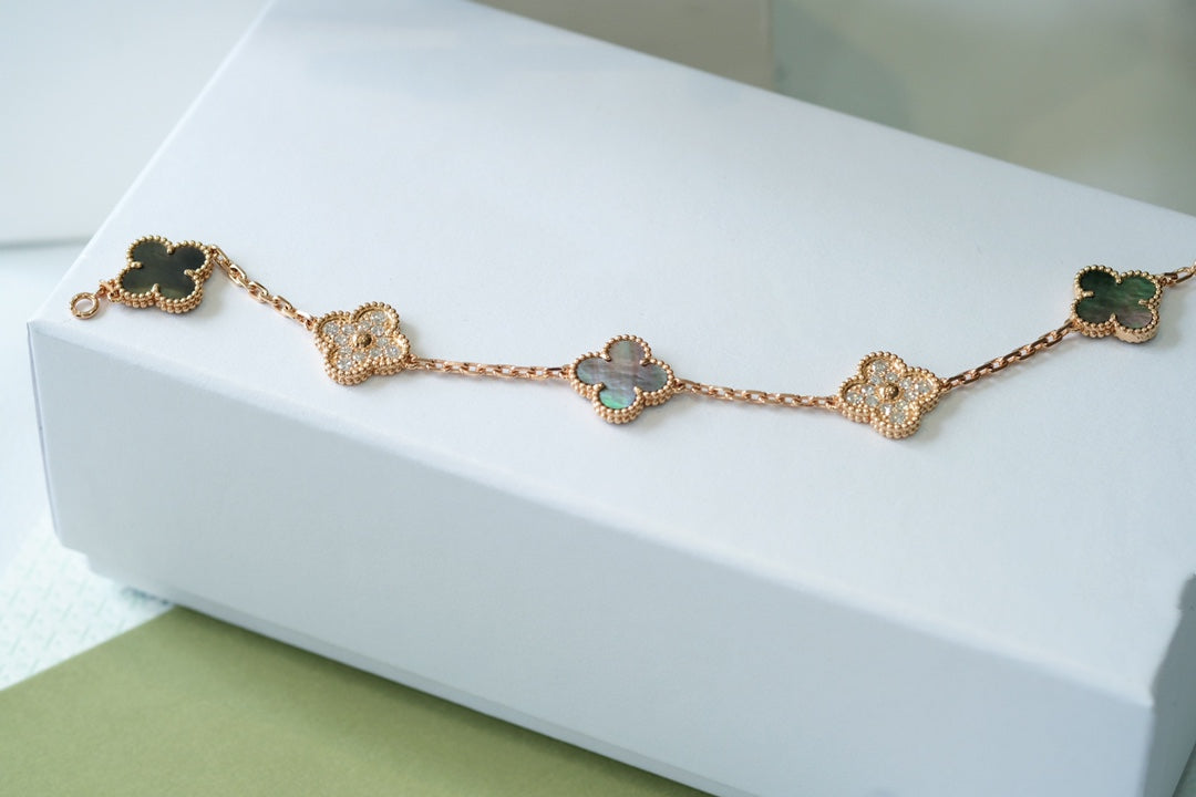 [Lumi Jewels] CLOVER 5 MOTIF GRAY MOP BRACELET COLLECTION