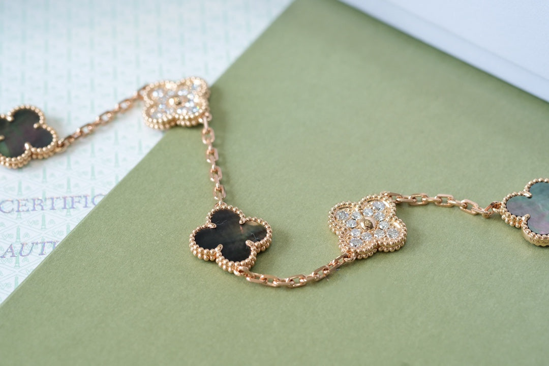 [Lumi Jewels] CLOVER 5 MOTIF GRAY MOP BRACELET COLLECTION