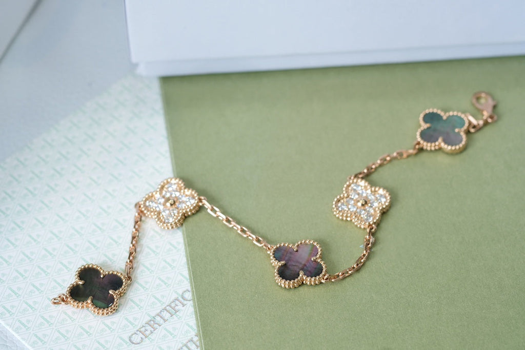[Lumi Jewels] CLOVER 5 MOTIF GRAY MOP BRACELET COLLECTION