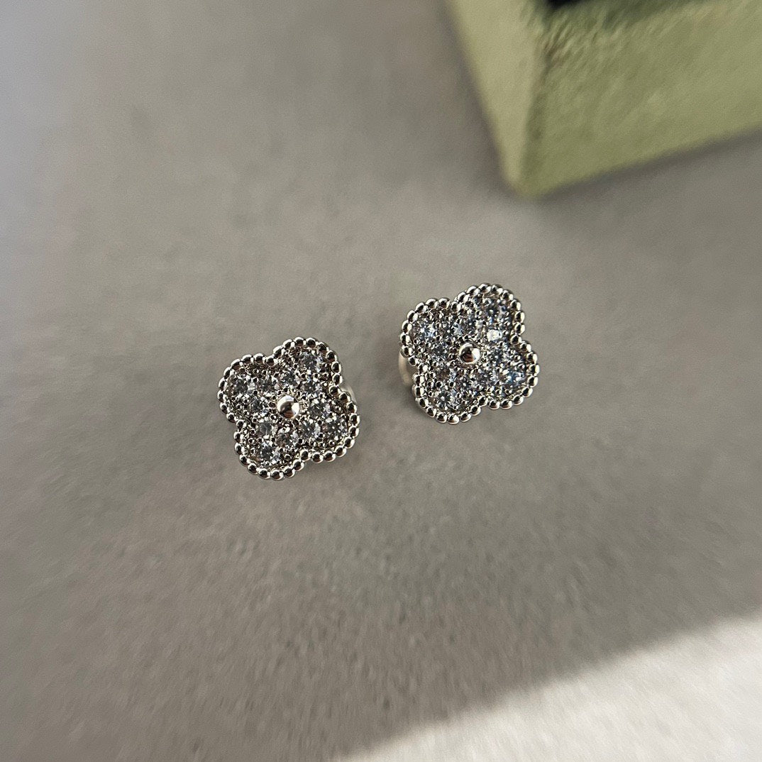 [Lumi Jewels]CLOVER MINI DIAMOND STUD EARRINGS