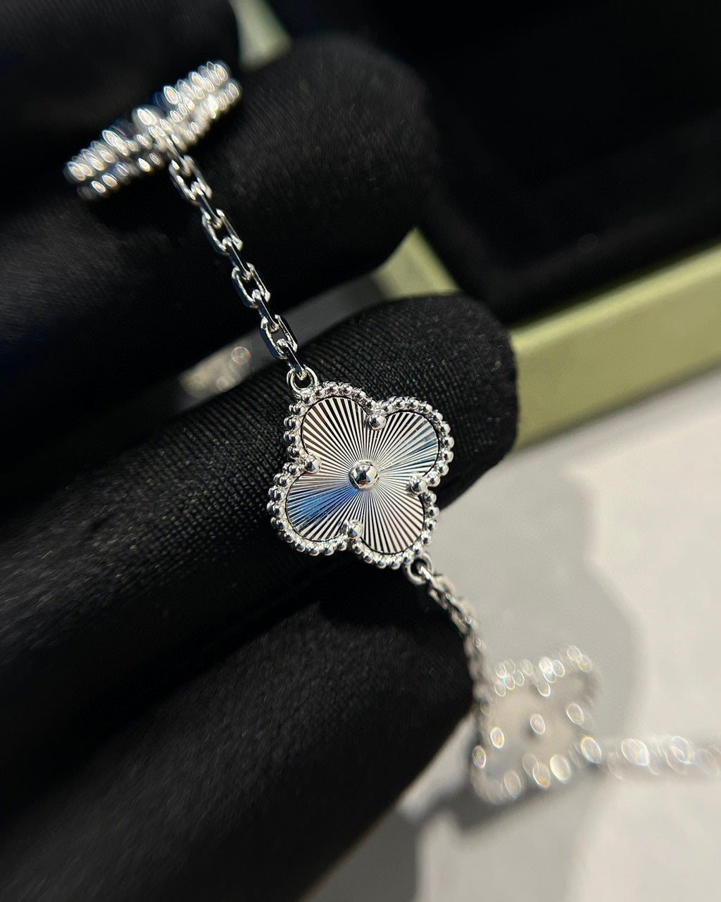 [Lumi Jewels] CLOVER 5 MOTIF LASER BRACELET COLLECTION
