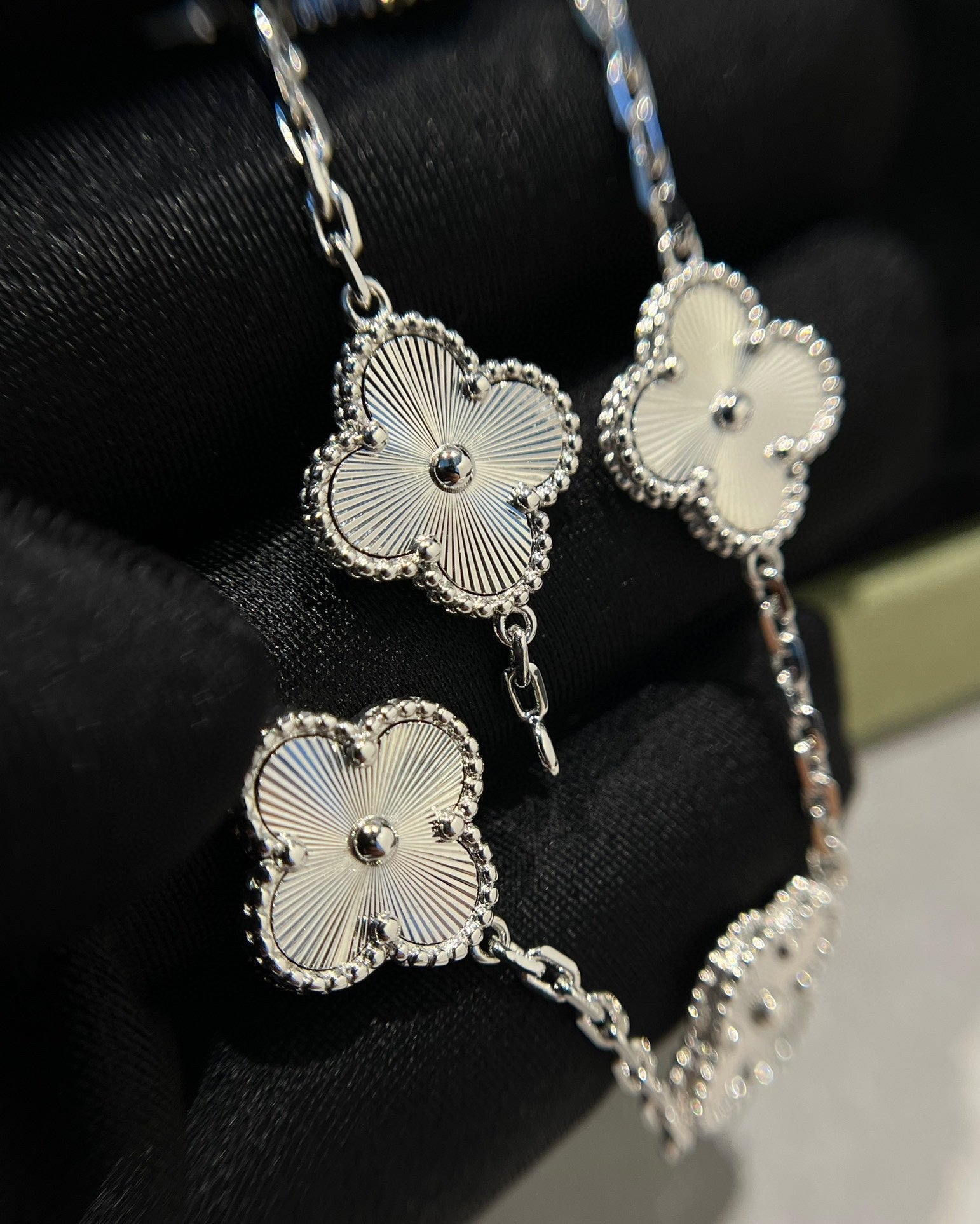 [Lumi Jewels] CLOVER 5 MOTIF LASER BRACELET COLLECTION