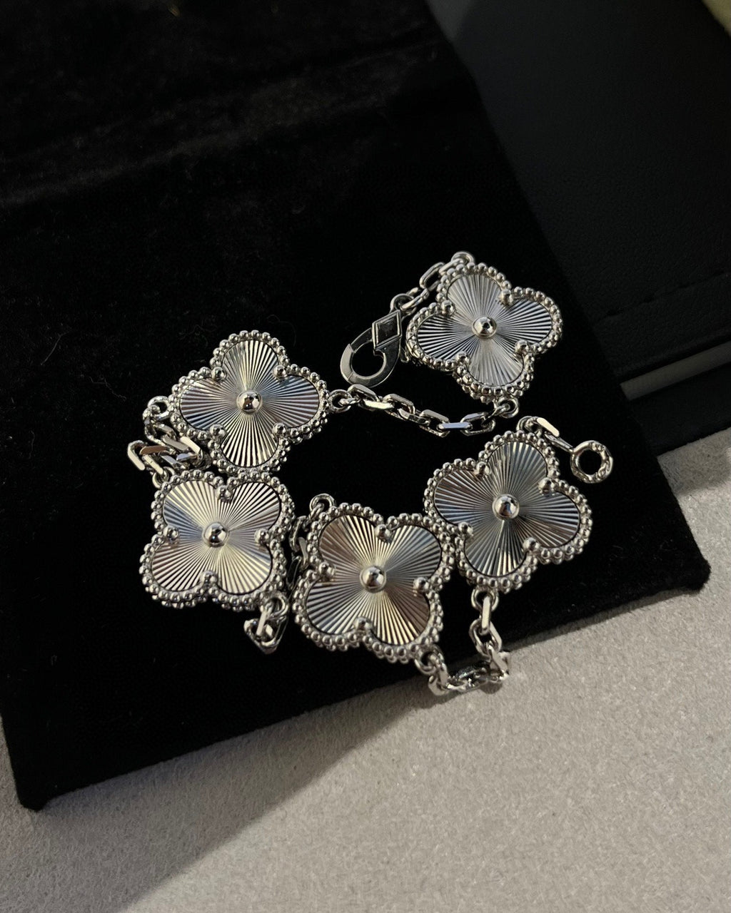 [Lumi Jewels] CLOVER 5 MOTIF LASER BRACELET COLLECTION