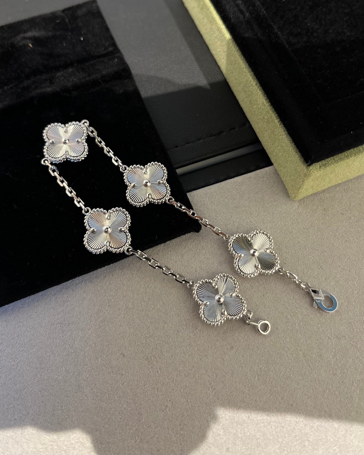 [Lumi Jewels] CLOVER 5 MOTIF LASER BRACELET COLLECTION