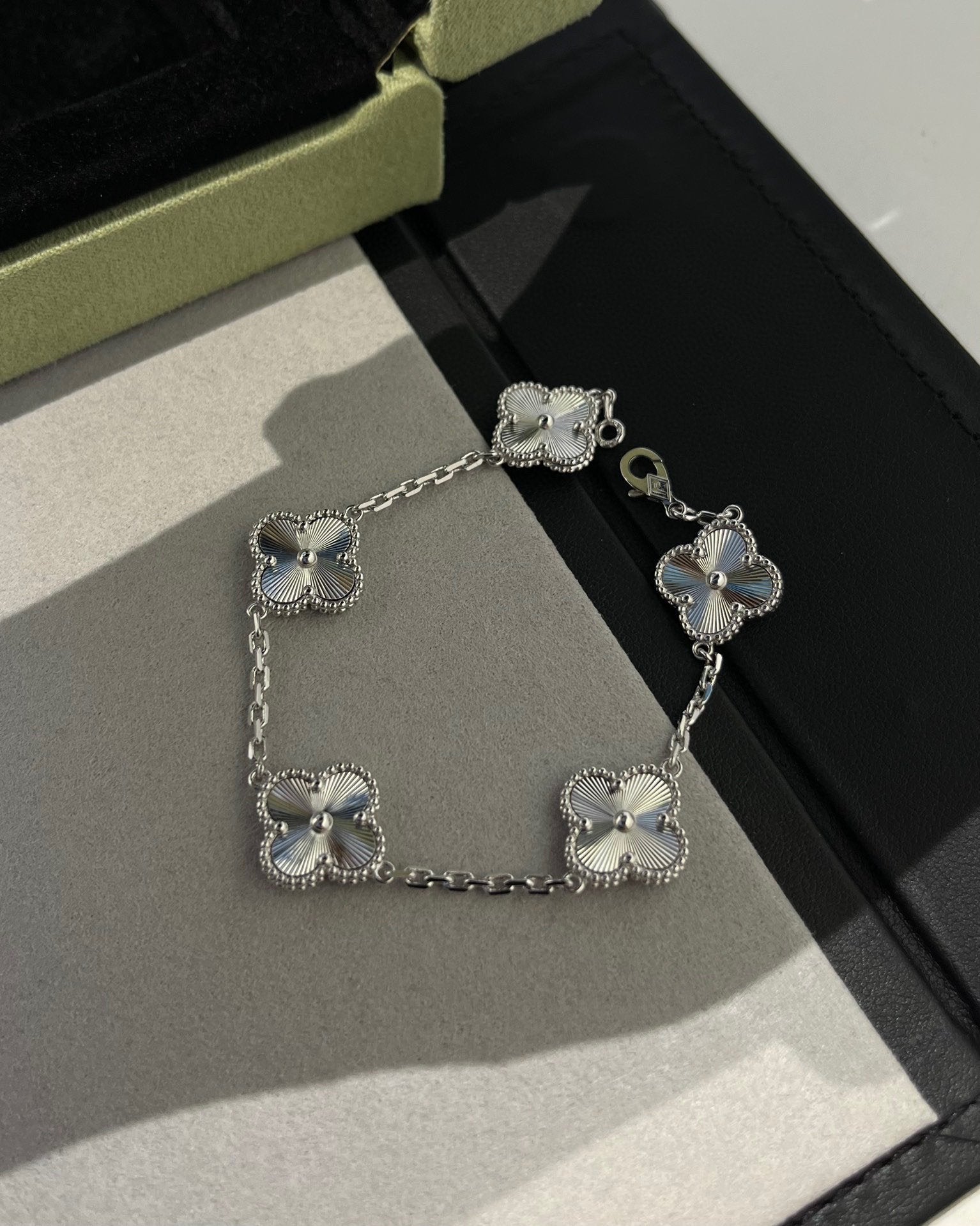 [Lumi Jewels] CLOVER 5 MOTIF LASER BRACELET COLLECTION